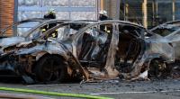 Ausgebrannte Teslas stehen vor einem Autohaus. Fälle wie dieser sind in der Regel Einzelfälle - auf ein allgemeines Problem deutet wenig hin.