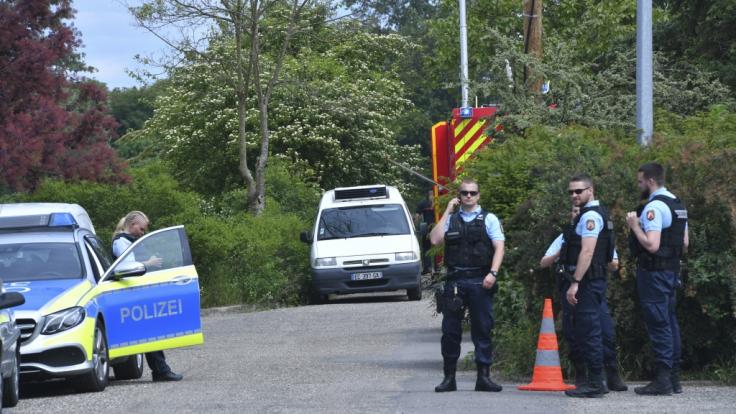 Deutsche und Französische Polizisten besprechen sich in der Nähe des Unglücksortes des Schlauchbootunfalls.