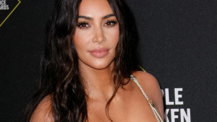 Kim Kardashian zeigt sich in ungewöhnlicher Pose.