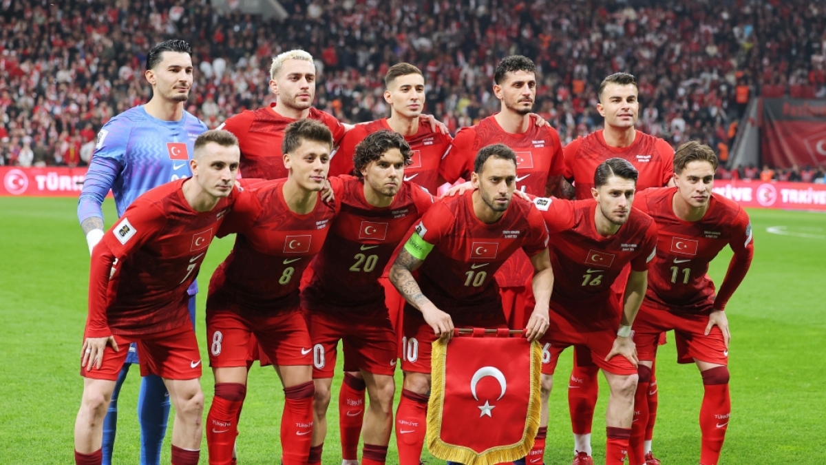 Spieler der T&uuml;rkei posieren f&uuml;r ein Mannschaftsfoto vor dem Playoff-Spiel zwischen Rum&auml;nien und Istanbul. Die T&uuml;rkei nimmt an der Fu&szlig;ball-WM 2026 teil, am 26.03.2026. (Symbolbild) (Foto)