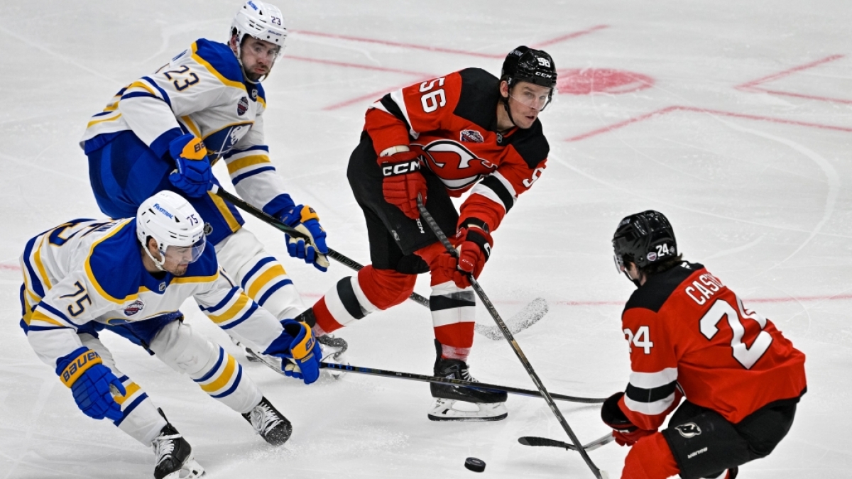 Eishockey: NHL Global Series, New Jersey Devils - Buffalo Sabres; Von links: Buffalos Connor Clifton, Buffalos Mattias Samuelsson, New Jerseys Erik Haula und New Jerseys Seamus Casey. (Foto)