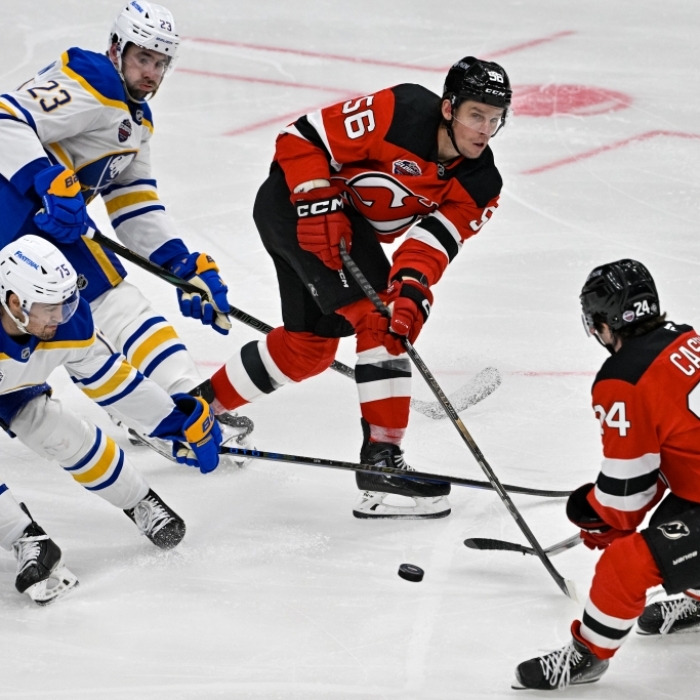 Eishockey: NHL Global Series, New Jersey Devils - Buffalo Sabres; Von links: Buffalos Connor Clifton, Buffalos Mattias Samuelsson, New Jerseys Erik Haula und New Jerseys Seamus Casey.