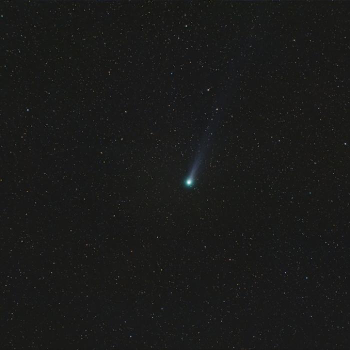 Hier können Sie den spiralförmigen Schweifstern am Himmel sehen