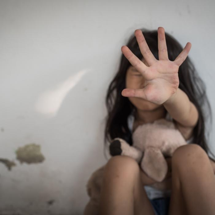 Im Badezimmer! Mädchen (6) vom Nachbarn (22) missbraucht