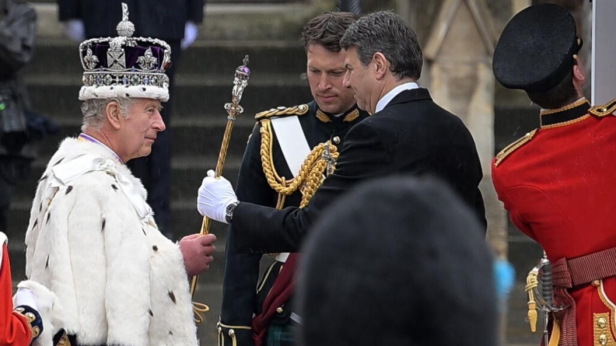 K&ouml;nig Charles III. wurde bei seiner Kr&ouml;nung im Mai 2023 auf Schritt und Tritt von seinem Stallmeister Johnny Thompson begleitet. (Foto)