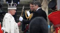 König Charles III. wurde bei seiner Krönung im Mai 2023 auf Schritt und Tritt von seinem Stallmeister Johnny Thompson begleitet.