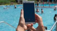 Viele Freibäder verbieten das Fotografieren mit Smartphones. Das Telefonieren ist jedoch meistens erlaubt.