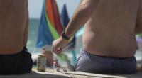 Eine Kippe am Strand genießen? Das kann in Zukunft auch für Touristen in der Türkei teure Bußgelder zur Folge haben.