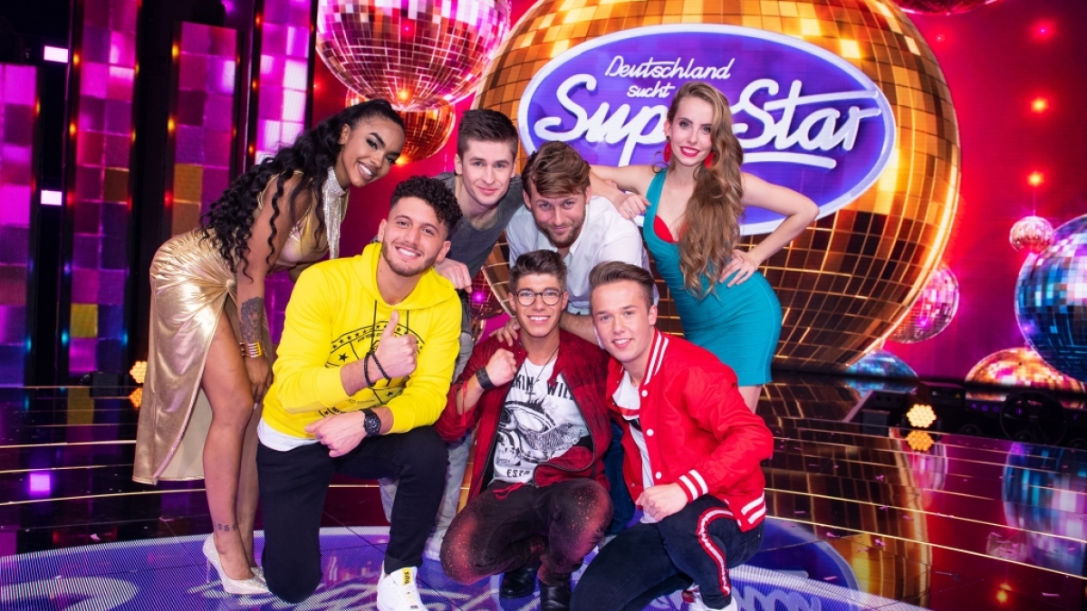 Ist DSDS-Star Momo Chahine (li. unten) eigentlich vergeben? (Foto)