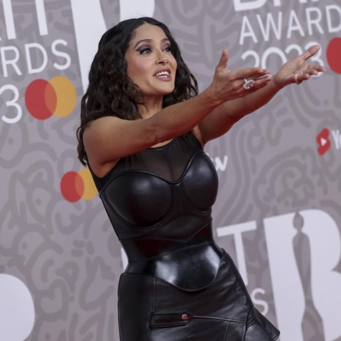 Dieses Mega-Dekolleté sprengt fast ihr Leder-Kleid