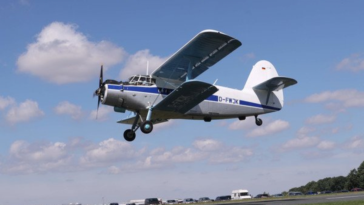 Eine Antonow An 2 fliegt &uuml;ber den Flugplatz in Gera. Eine Maschine desselben Typs ist in Moskau abgest&uuml;rzt. (Foto)