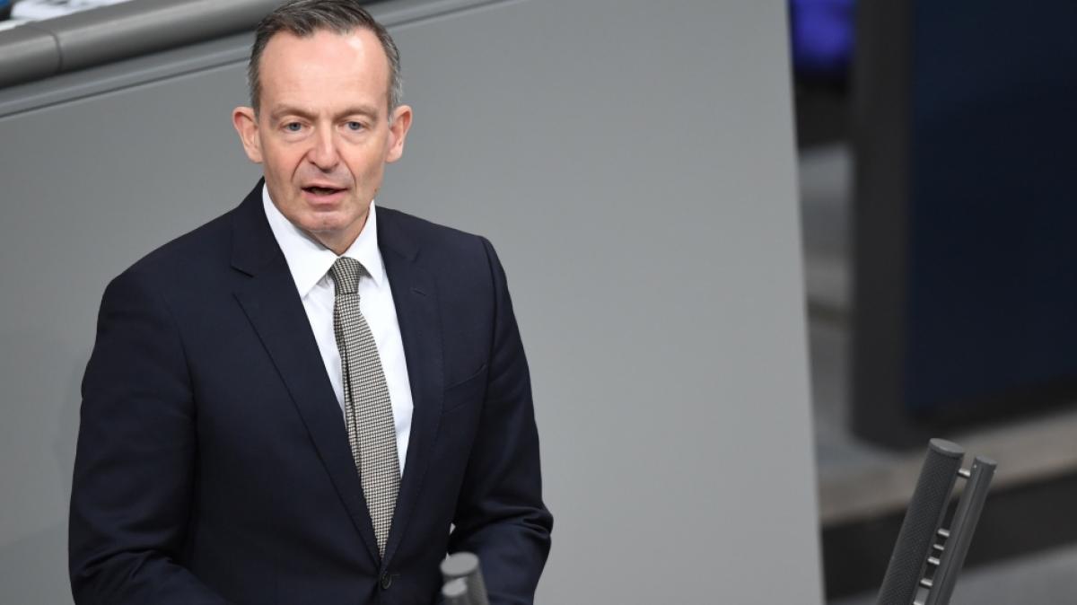 Das von Bundesverkehrsminister Volker Wissing (FDP) vorgelegte Gesetz zur Erh&ouml;hung der CO2-Abgabe f&uuml;r Lkw hat den Bundestag passiert - nun wird Kritik an der versteckten Steuererh&ouml;hung laut. (Foto)