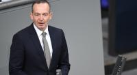 Das von Bundesverkehrsminister Volker Wissing (FDP) vorgelegte Gesetz zur Erhöhung der CO2-Abgabe für Lkw hat den Bundestag passiert - nun wird Kritik an der versteckten Steuererhöhung laut.