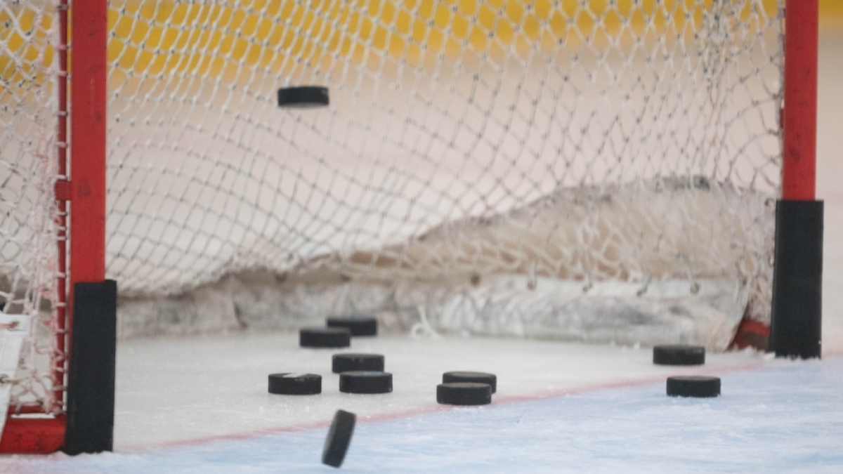 L&auml;nderspiel, Deutschland - Frankreich, in der Eisarena Wei&szlig;wasser. Pucks liegen im Tor. (Foto)