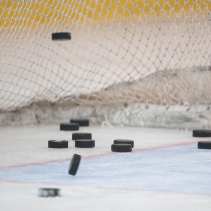Länderspiel, Deutschland - Frankreich, in der Eisarena Weißwasser. Pucks liegen im Tor.
