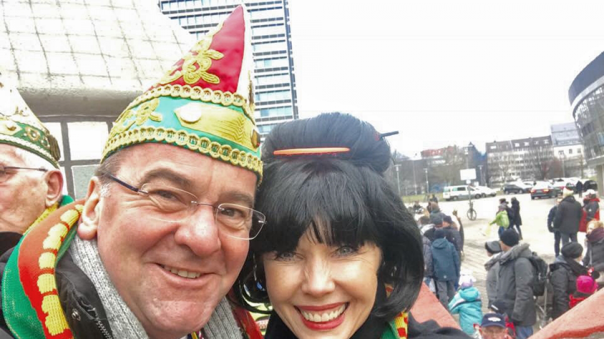 Doris Schr&ouml;der-K&ouml;pf verkleidete sich zum Fashing als Asiatin. (Foto)