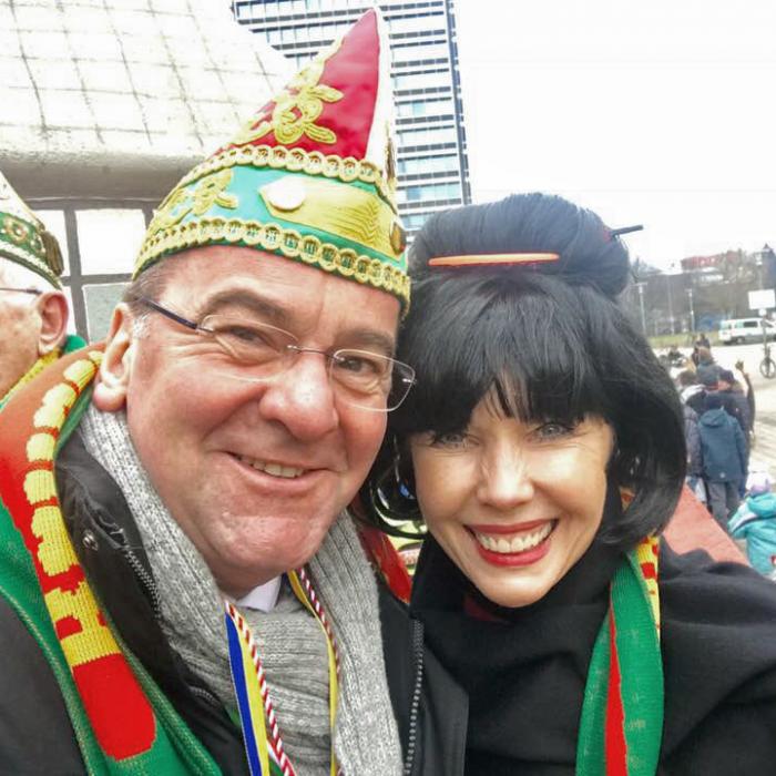 Peinlich oder gekonnt? Doris Schröder-Köpf verkleidet sich als Asiatin
