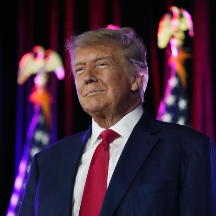 Trump posiert mit fremder Frau! Hier vergnügt sich der Ex-US-Präsident solo