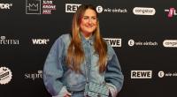 selfiesandra kommt zur Verleihung der 1Live-Krone im Bielefelder Ringlokschuppen.