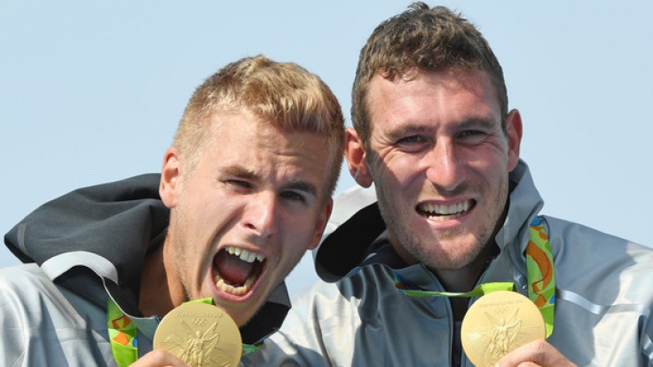 Die Kanuten Sebastian Brendel (rechts) und Jan Vandrey freuen sich über ihre Goldmedaillen bei Olympischen Spielen 2016.