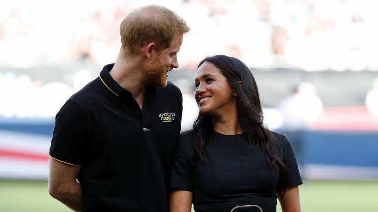 Hier lächeln Prinz Harry und Meghan Markle die Krisen-Gerüchte weg.
