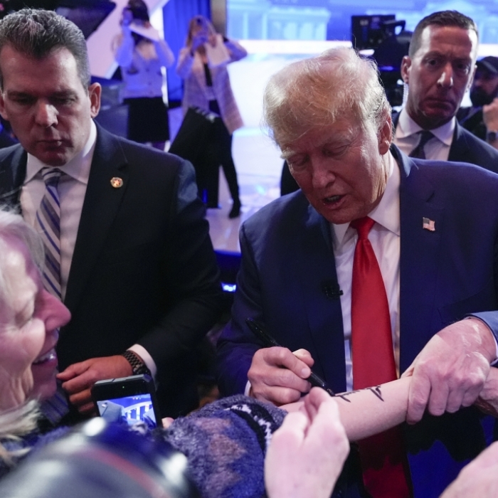 Mega-Spott nach Peinlich-Auftritt: Hat sich Trump hier komplett vergessen?