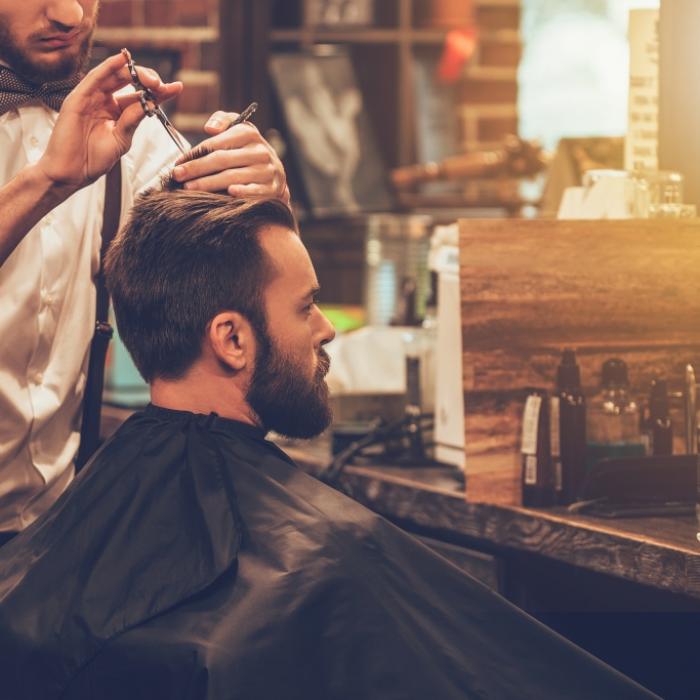 Not-Operation! Friseur stolpert und spießt sich mit Schere auf