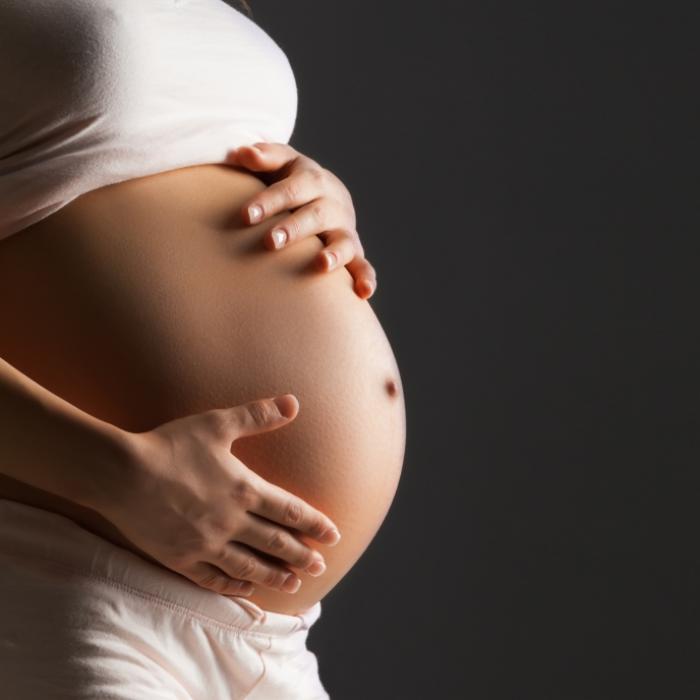 Alles Schwindel? 13-Jährige zeigt prallen Babybauch