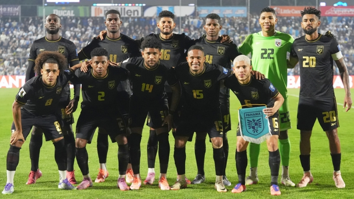 Spieler von Panama stellen sich vor dem Qualifikationsspiel zur Fu&szlig;ball-Weltmeisterschaft 2026 gegen Guatemala in Guatemala-Stadt f&uuml;r ein Mannschaftsfoto auf. Panama nimmt an der Fu&szlig;ball-WM 2026 teil, am 14.11.2025. (Symbolbild) (Foto)