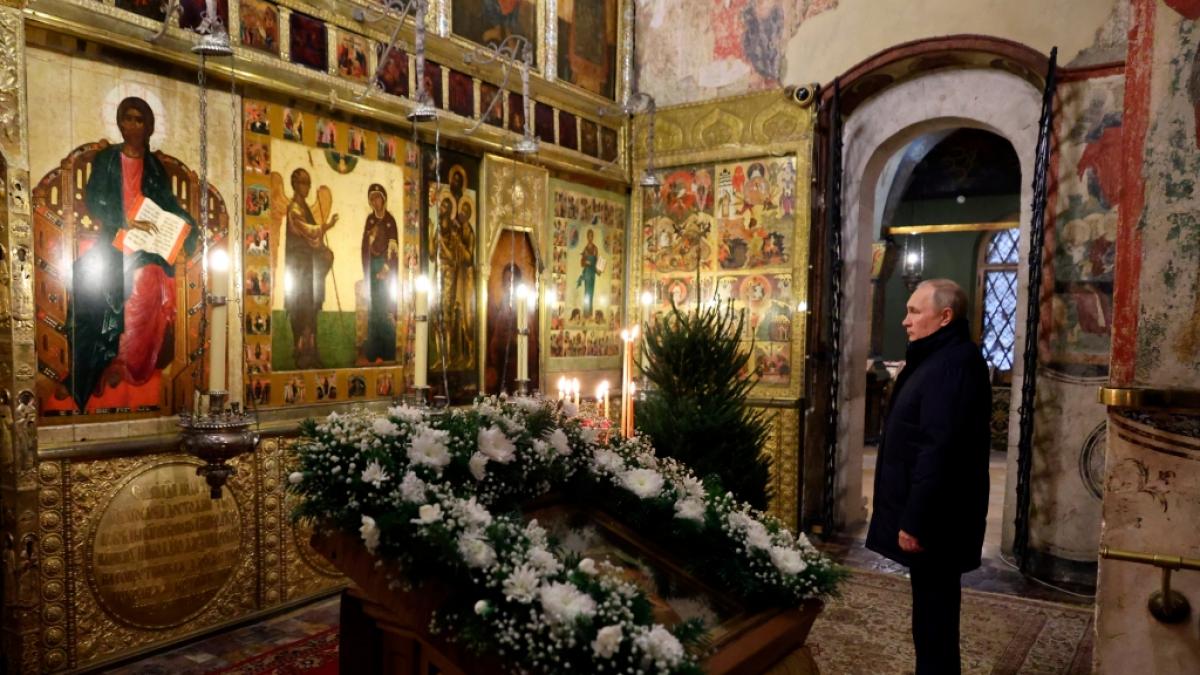 Das von der staatlichen russischen Nachrichtenagentur Sputnik via AP zur Verf&uuml;gung gestellte Foto zeigt Wladimir Putin, Pr&auml;sident von Russland, beim Besuch des Weihnachtsgottesdienstes in der Verk&uuml;ndigungskathedrale im Moskauer Kreml. (Foto)