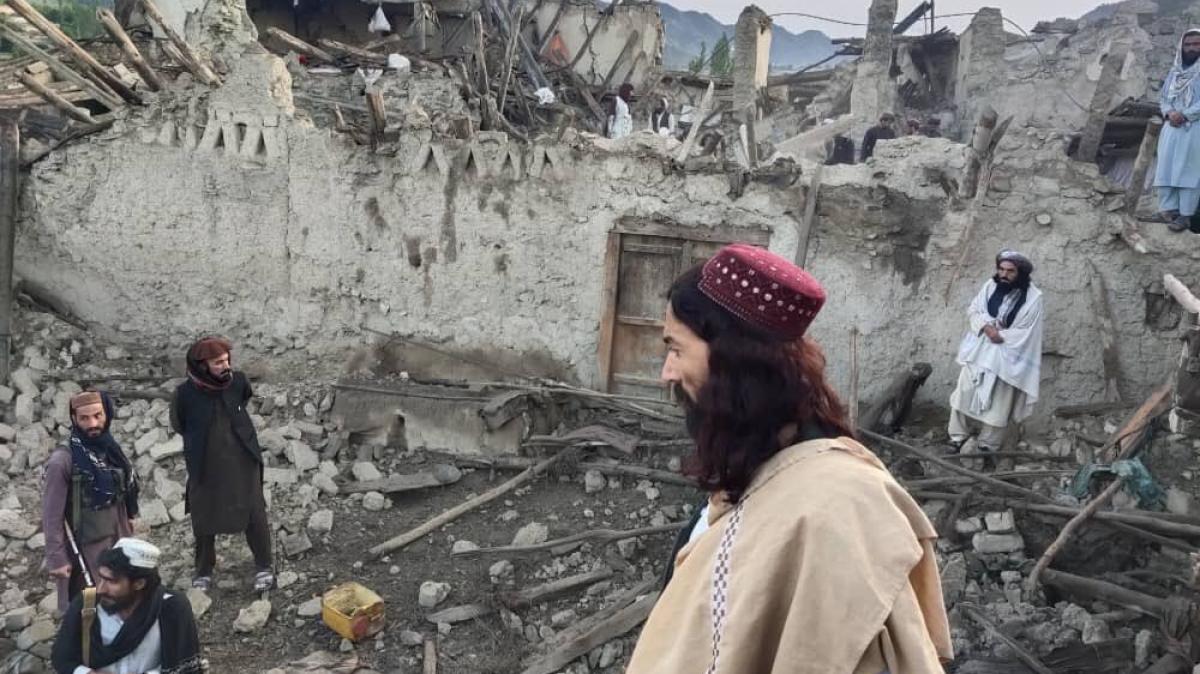 Afghanen betrachten die Zerst&ouml;rung in der Provinz Paktika. (Foto)