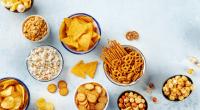 Herzhafte Snacks wie Kartoffelchips, Salzstangen oder Nüsse gehören selbstverständlich zu einem gemütlichen Abend dazu - aktuell wird jedoch von einer beliebten Knabberei aus dem Rewe-Sortiment mit einer Verbraucherwarnung abgeraten (Symbolfoto).