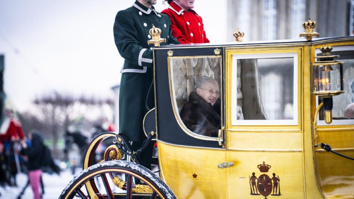 Die K&ouml;nigin gibt sich die Ehre: Margrethe II. f&auml;hrt kurz vor ihrer Abdankung beim Neujahrsempfang 2024 in der Kutsche vor. (Foto)
