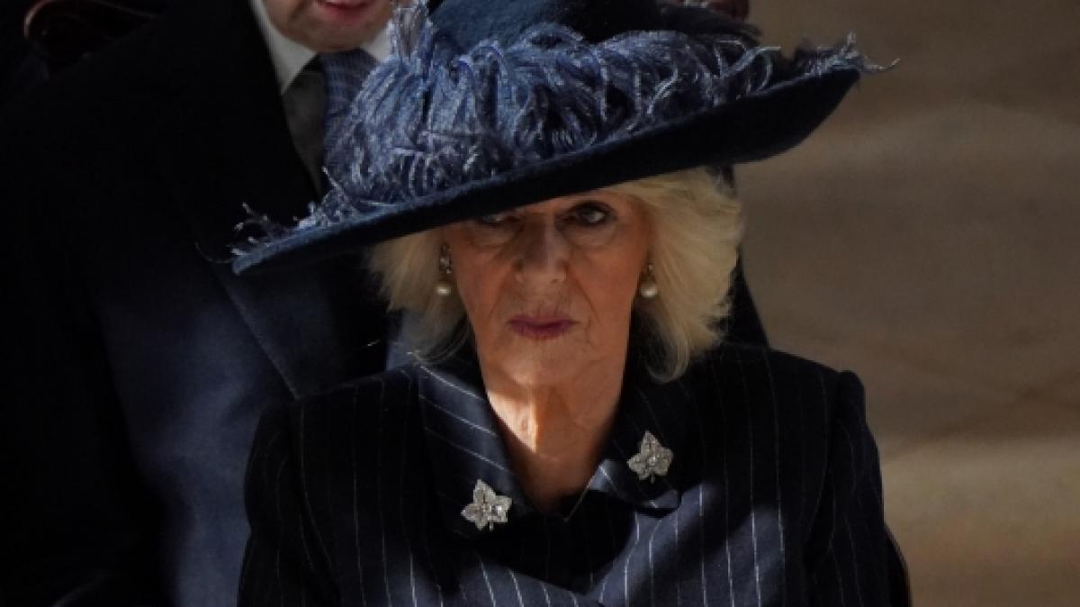K&ouml;nigin Camilla wohnte mit 500 anderen Trauerg&auml;sten der Gedenkfeier f&uuml;r den im M&auml;rz 2024 verstorbenen Captain Ian Farquhar bei. (Foto)