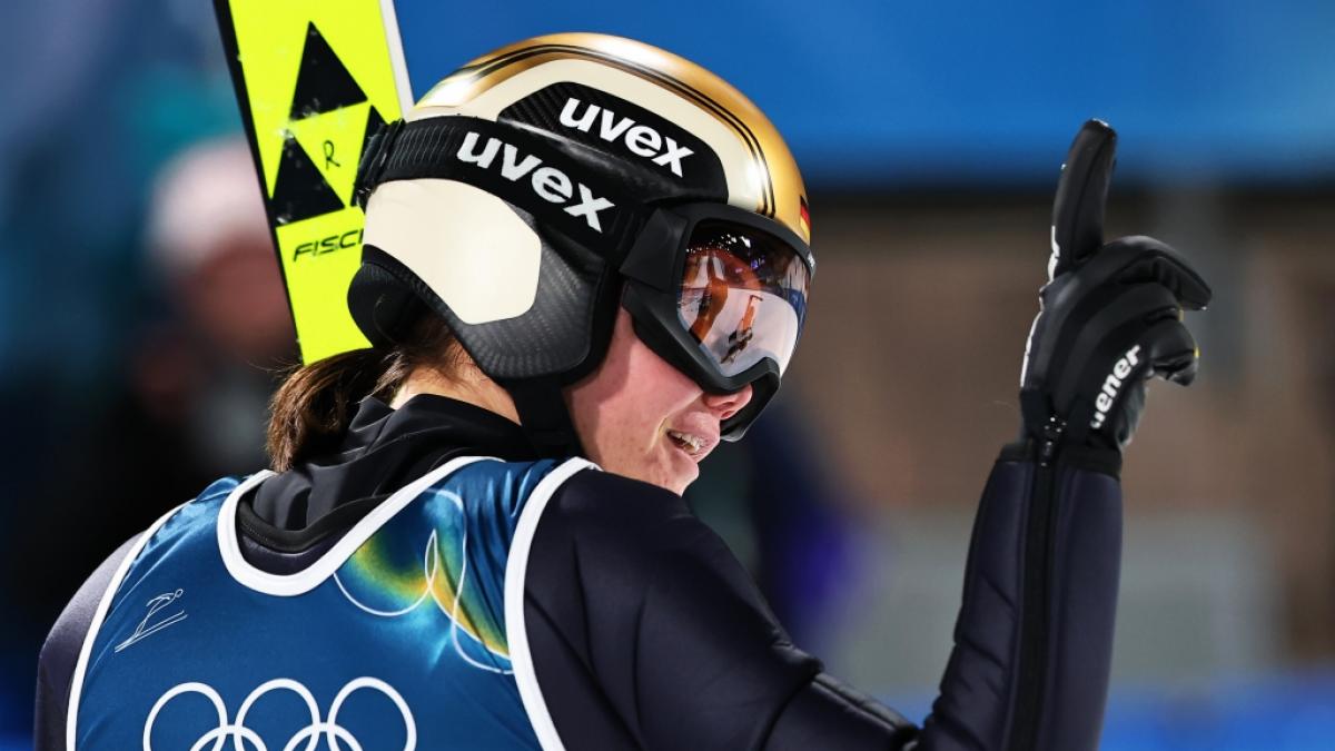 Die deutsche Skispringerin Agnes Reisch spricht bei den olympischen Winterspielen in Mailand offen &uuml;ber ihre Periode. (Foto)