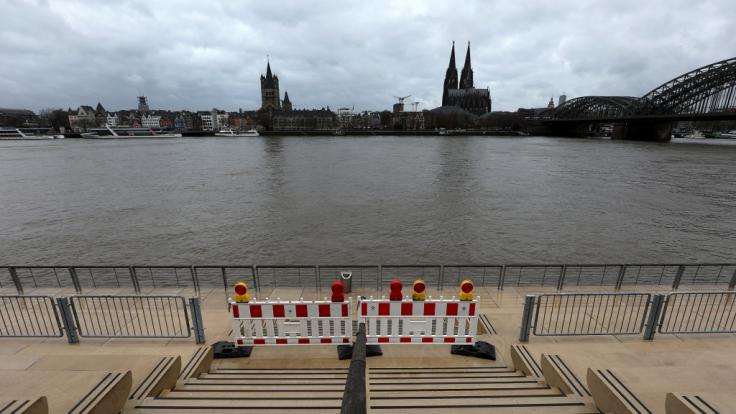 Der Rhein könnte am Wochenende wegen Tauwetters und Regens am Kölner Pegel die erste Hochwassermarke überschreiten.