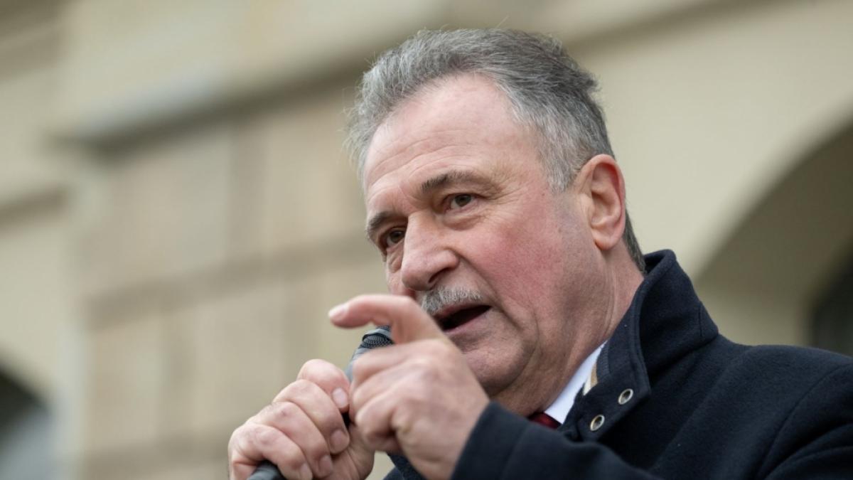 Claus Weselsky (CDU) h&ouml;rt als Vorsitzender der Gewerkschaft GDL auf. (Foto)