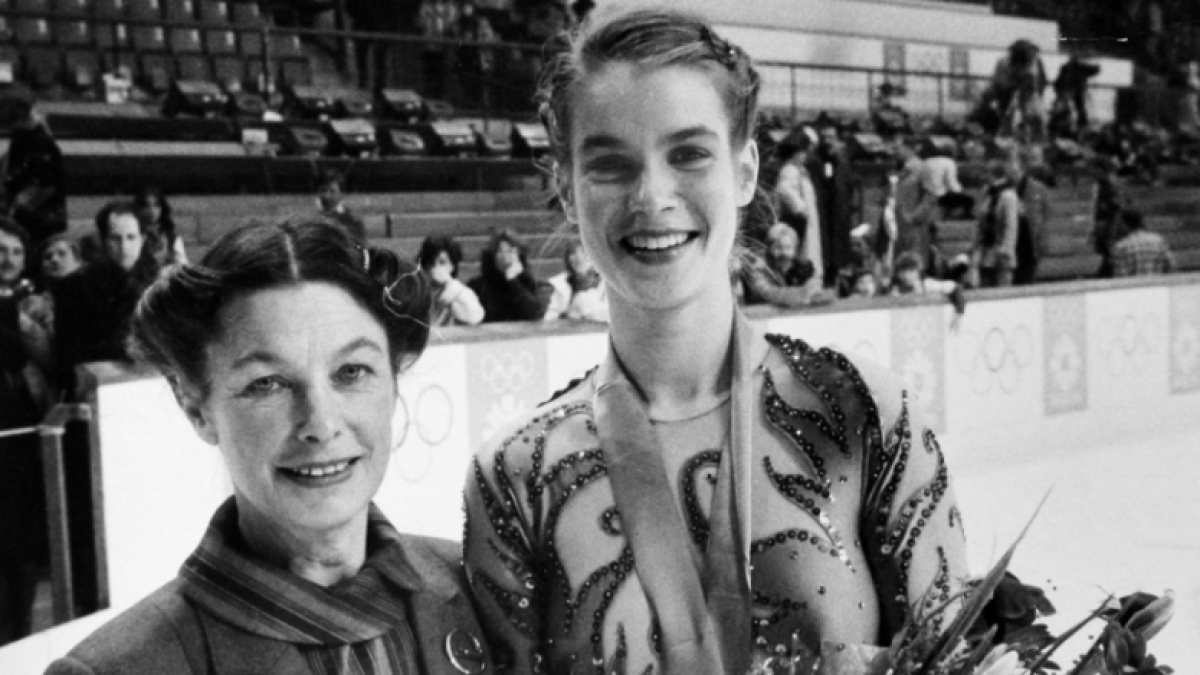 Die 18-j&auml;hrige Katarina Witt mit ihrer Eiskunstlauf-Trainerin Jutta M&uuml;ller (l.) bei den Olympischen Spielen 1984 in Sarajevo. (Foto)