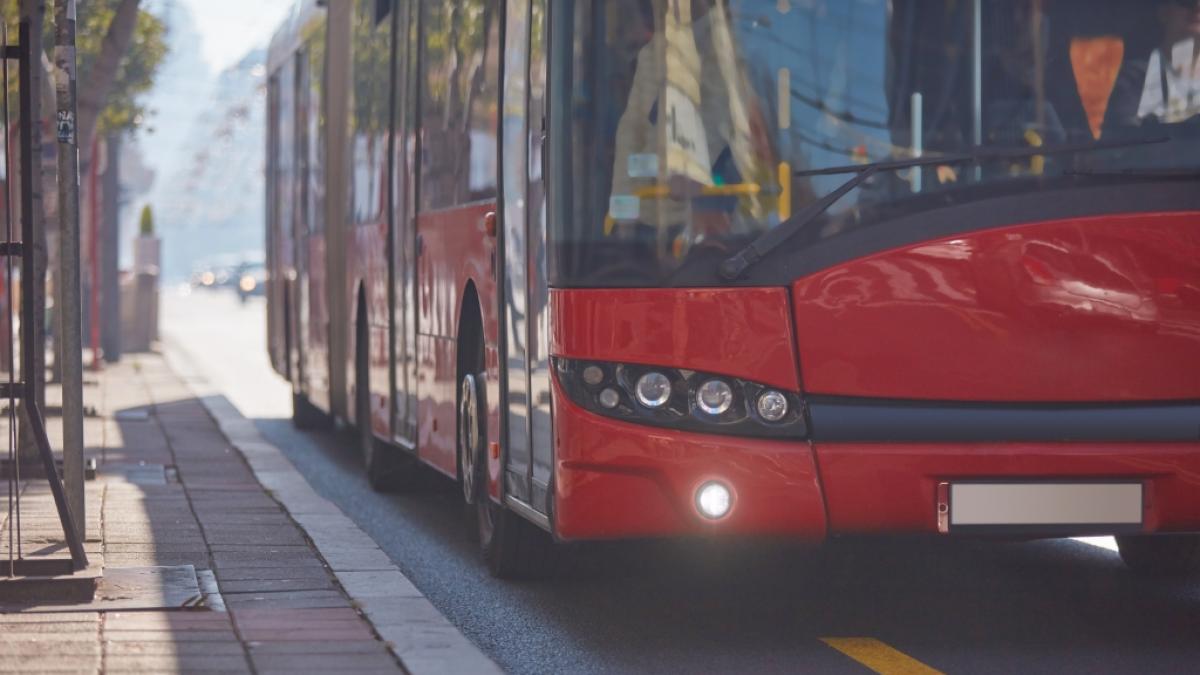 Eine Frau in Rheinland-Pfalz stieg jetzt auf ungew&ouml;hnliche Art und Weise aus einem Bus aus. Sie schlug die Scheibe ein. (Symbolbild) (Foto)