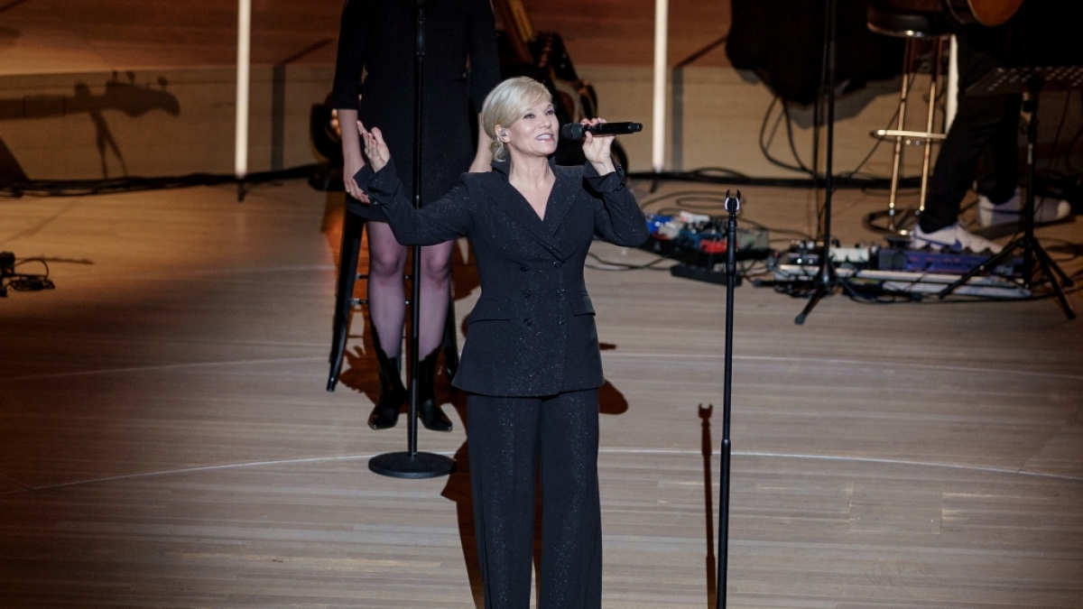 Ina M&uuml;ller performt auf der B&uuml;hne. (Foto)