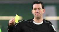 Schiedsrichter Manuel Gräfe zeigt dem Wolfsburger Tisserand die Gelbe Karte.