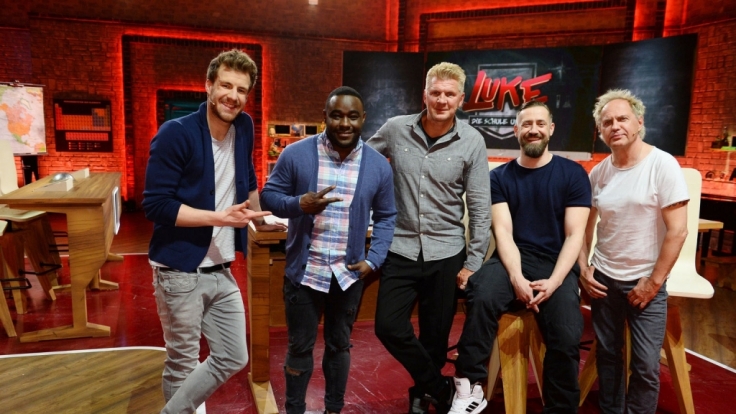 Luke Mockridge (l.) lässt Nelson Müller (2.v.l.), Stefan Effenberg (M.), Bürger Lars Dietrich (2.v.r.) und Uwe Ochsenknecht (r.) gegen Schüler verschiedener Jahrgangsstufen antreten ...