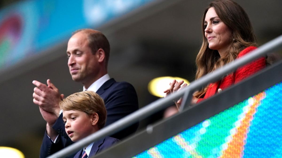 Vater und Sohn beim Fu&szlig;ball: Prinz George (7) durfte das EM-Achtelfinale zwischen England und Deutschland mit Papa Prinz William und Mama Kate Middleton live verfolgen. (Foto)