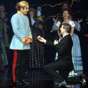 Der Opernsänger Paul Reeves (r) macht Ross Antony einen Heiratsantrag.