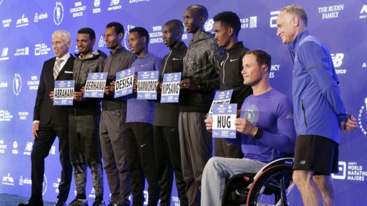 Beim New Yorker Marathon, an dem am Sonntag auch Läufer wie Wilson Kipsang (4.v.l.) und der Schweizer Rollstuhlprofi Marcel Hug (2.v.r.) teilnehmen, werden nach Behördenangaben rund 51.000 Läufer und 2,5 Millionen Zuschauer erwartet.