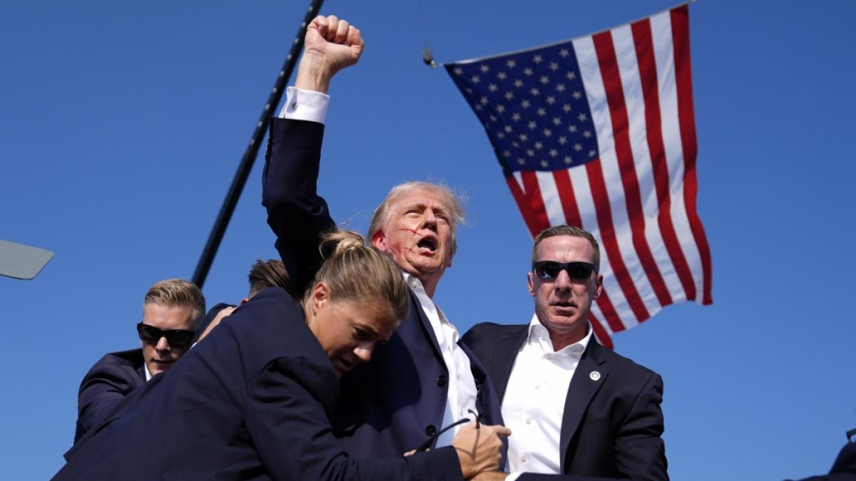 Donald Trump hob nach dem versuchten Mordanschlag auf ihn die Faust und rief seinen Anh&auml;ngern "Fight, fight, fight!" zu. (Foto)
