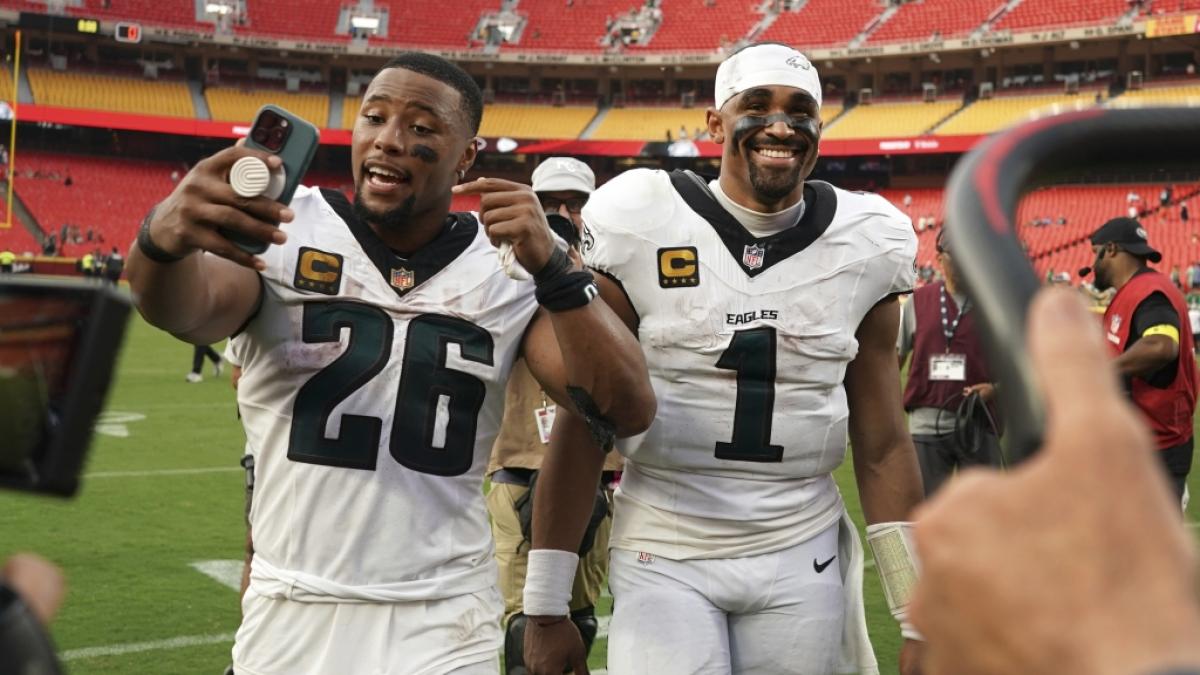 Jalen Hurts und Saquon Barkley feiern nach dem Spiel gegen die Chiefs am 14.09.2025. (Symbolbild) (Foto)