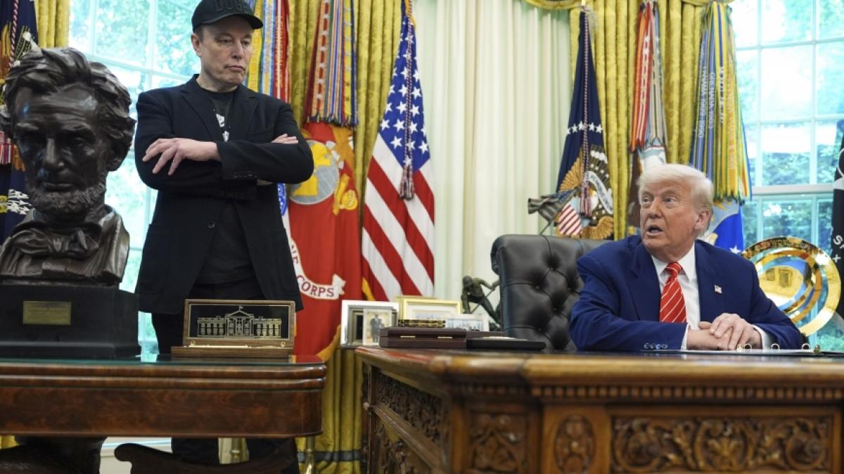 Elon Musk (links) hatte offenbar so gar keinen Bock auf eine Trennung vom Wei&szlig;en Haus. (Foto)
