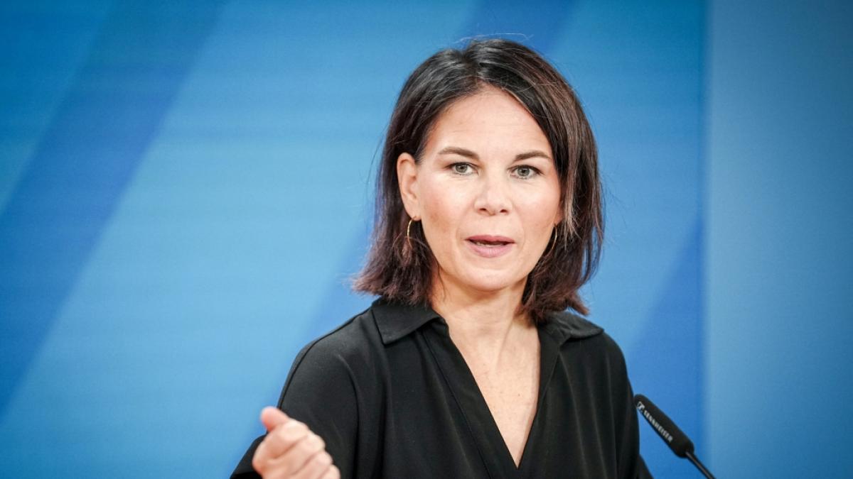 Au&szlig;enministerin Annalena Baerbock kritisiert den&nbsp;spanische Fu&szlig;ball-Verbandschef Luis Rubiales scharf. (Foto)