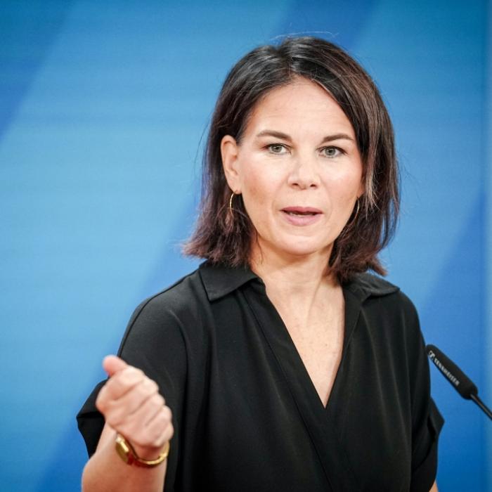 Nach Kuss-Skandal im Frauenfußball! Grünen-Politikerin blamiert sich mit Merkel-Vergleich